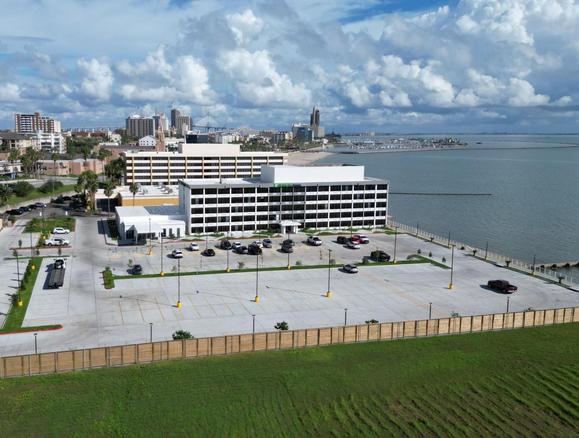 Holiday Inn Express Corpus Christi - Beachfront By Ihg Екстериор снимка